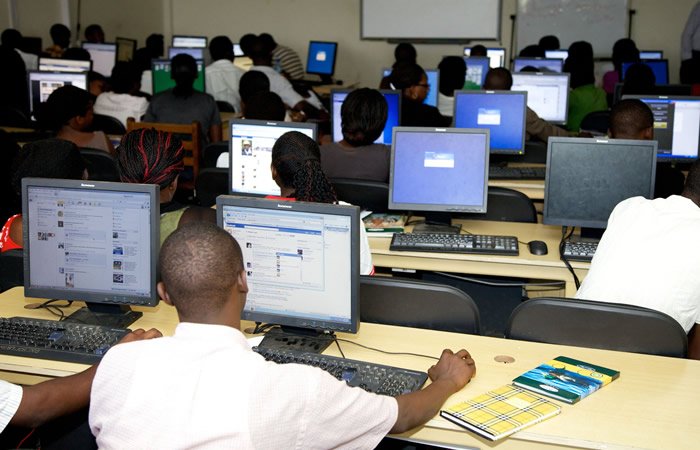 CREATION DE LA BIBLIOTHEQUE UNIVERSITAIRE DIGITALE    La Fondation Dr Mbende élabore un projet de mise en place d'une bibliothèques digitales multi disciplinaires, pour favoriser la documentation et la recherche scientifique, a l'attention des étudiants, chercheur et des professionnel des domaines médicaux, pharmaceutiques et assimilés. Ce centre informatique sera installé à Kintélé et comportera de plus de 200 postes informatiques.